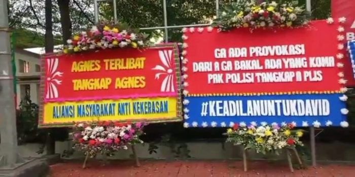 Sebagian karangan bunga yang dikirim ke Mapolres Jakarta Selatan