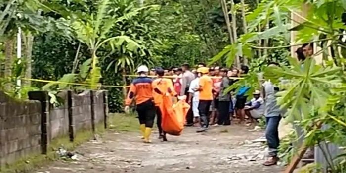 Polisi membawa potongan jenasah ledakan petasan di Blitar