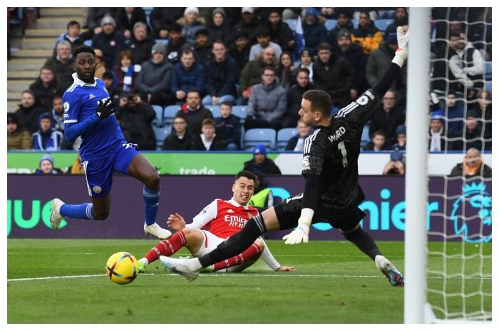 Striker Gabriel Martinelli (tengah) saat mencetak go ke gawang Leicester City di pertandingan Liga Premier Inggris di Stadion King Power, Sabtu, 25 Februari 2023 malam WIB.