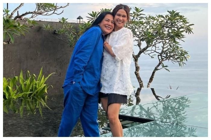 Lydia Kandou (kiri) tetap awet muda dan cantik meski sudah berusia 60 tahun..