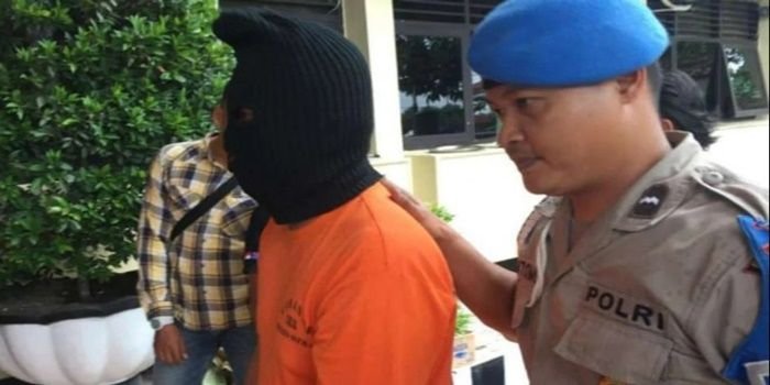 Pimpinan ponpes, MJ, di Serang, Banten saat digiring polisi.
