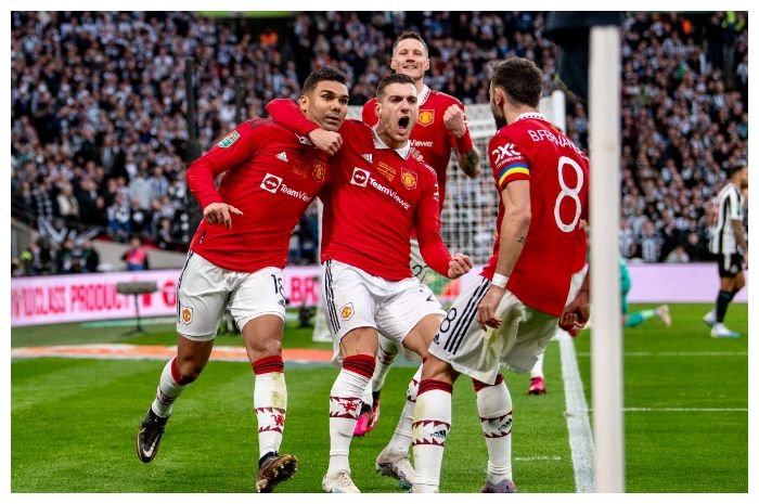 Manchester United merayakan gol Casemiro (kiri) di final Carabao Cup melawan Newcastle United di Stadion Wembley, Senin, 27 Februari 2023 dini hari WIB.
