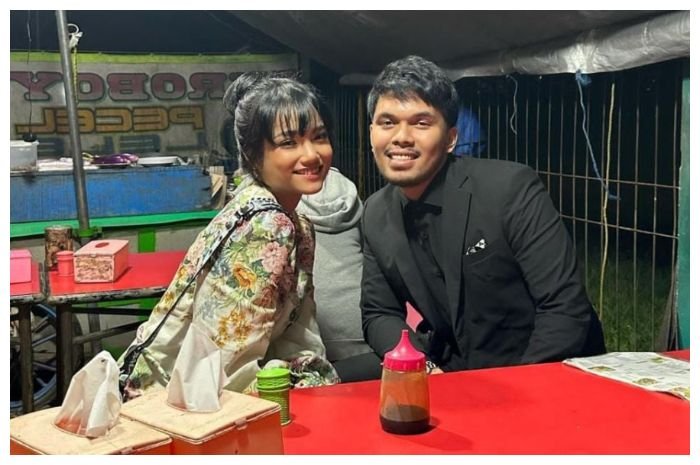 Thariq Halilintar (kanan) berpisah dengan Fuji.