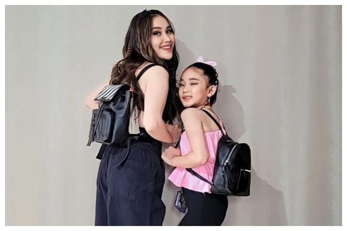 Ayu Ting Ting bersama Bilqis dua kali berturut-turut nonton konser tunggal BLACKPINK di Stadion Gelora Bung Karno, Jakarta.