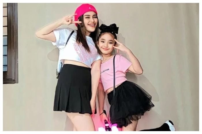 Ayu Ting Ting dan anaknya, Bilqis, menonton konser girlband Korea Selatan, BLACKPINK di Jakarta.
