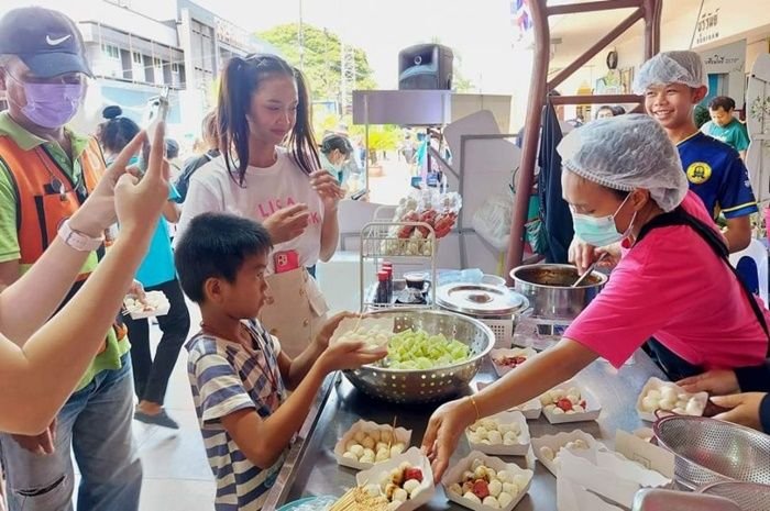 Bakso gratis dibagikan di Buriram untuk ulang tahun Lisa BLACKPINK