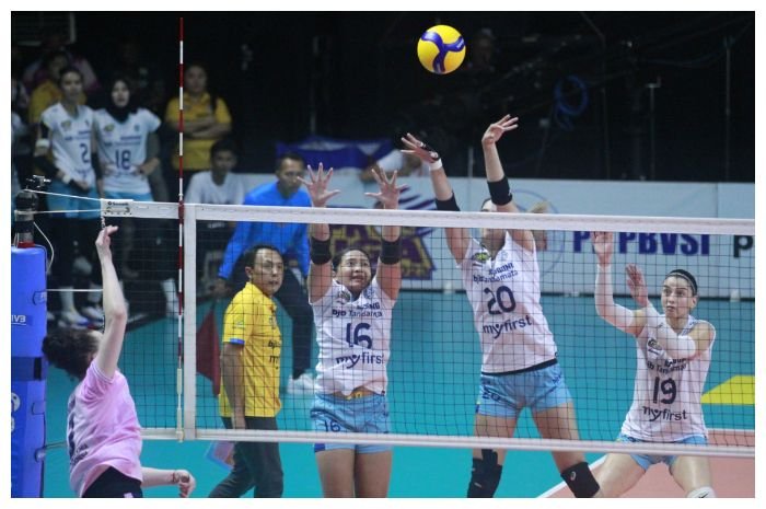 Bandung Bank bjb Tandamata melangkah ke grand final PLN Mobile Proliga 2023 setelah mengalahkan Gresik Petrokimia Pupuk Indonesia di laga final four di  GOR Sritex Arena, Solo, Kamis 9 Maret 2023.