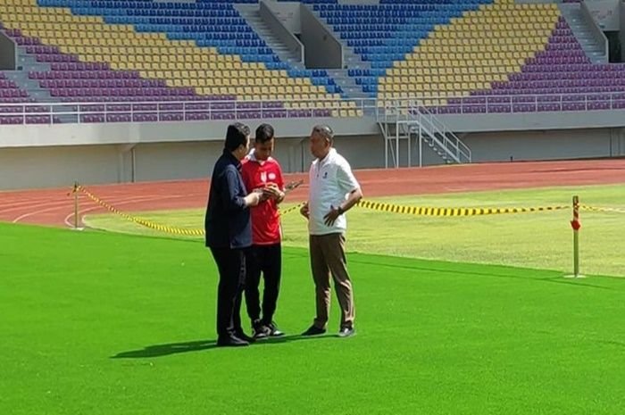 Ketua Umum PSSI, Erick Thohir ketika meninjau Stadion Manahan Solo, 12 Maret 2023