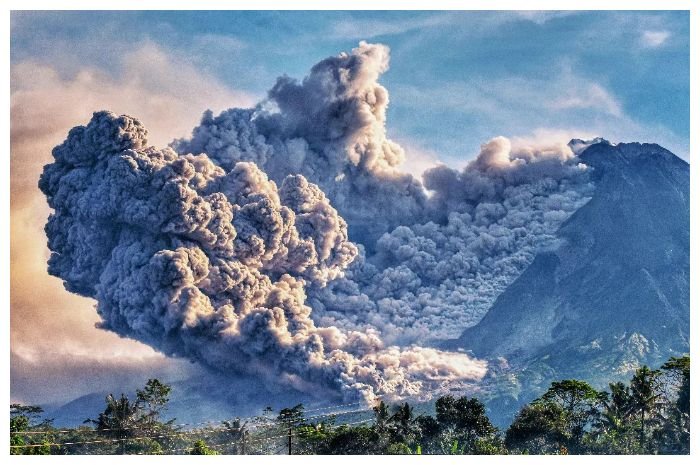 Gunung Merapi saat memuntahkan awan panas guguran (APG), Minggu, 12 Maret 2023,