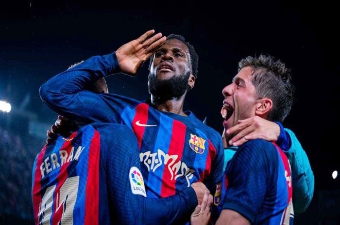 Frank Kessie dipeluk oleh Ferran Torres dan Sergi Roberto