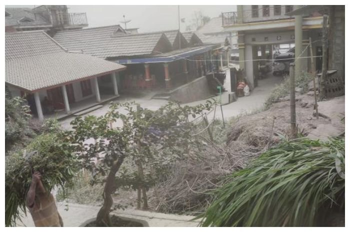 Hujan abu di Windu Sajan, Magelang.