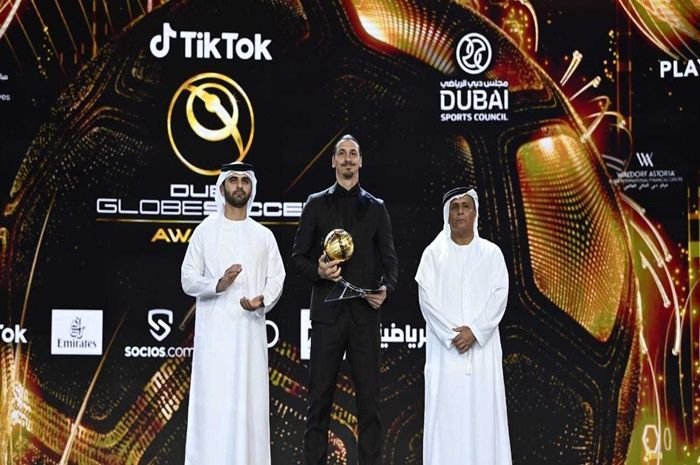 Zlatan Ibrahimovic saat mendapatkan penghargaan Player Career Award di Dubai