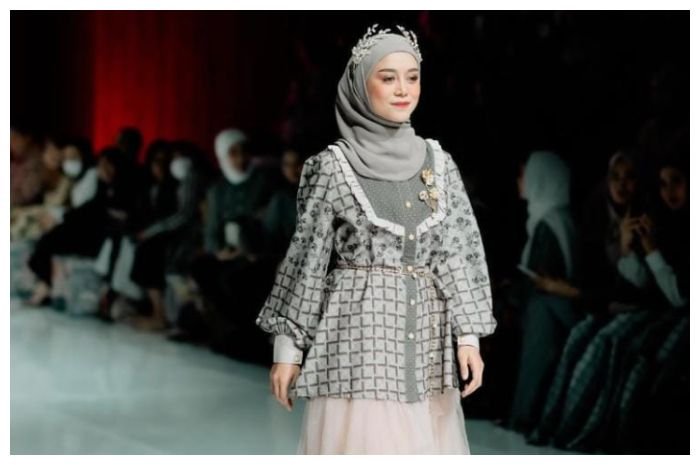 Lesti Kejora memamerkan koleksi terbaru Zaskia Sungkar di RETURN Ramadhan Show 2023.