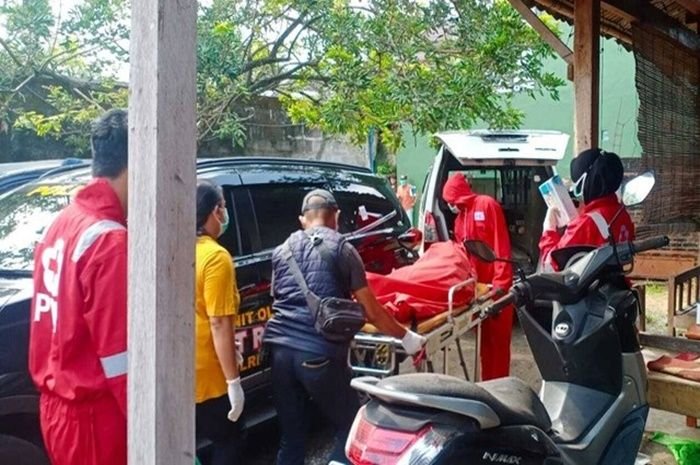 Jenasah mahasiswa UMY sedang dibawa dari tempat kosnya