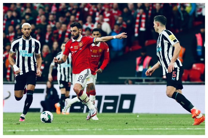 Bruno Fernandes (tengah) tetap kapten Manchester United.