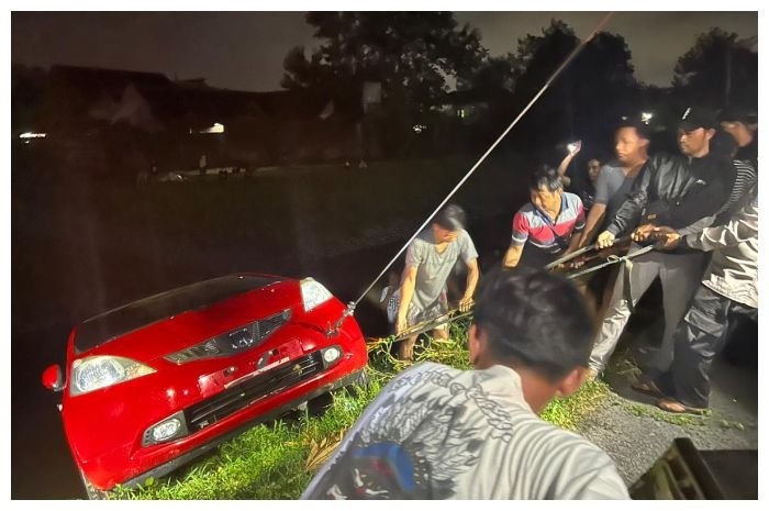 Evakuasi mobil yang masuk Selokan Mataram, Yogyakarta