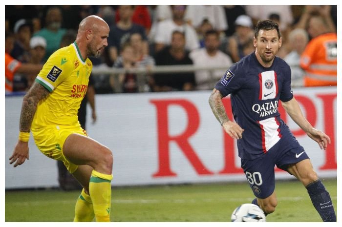 Bintang Paris Saint-Germain Lionel Messi (kanan)  bakal mendapat cemooh dari fans sendiri.