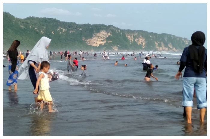 Masyarakat melakukan padusan di Pantai Prangtritis.