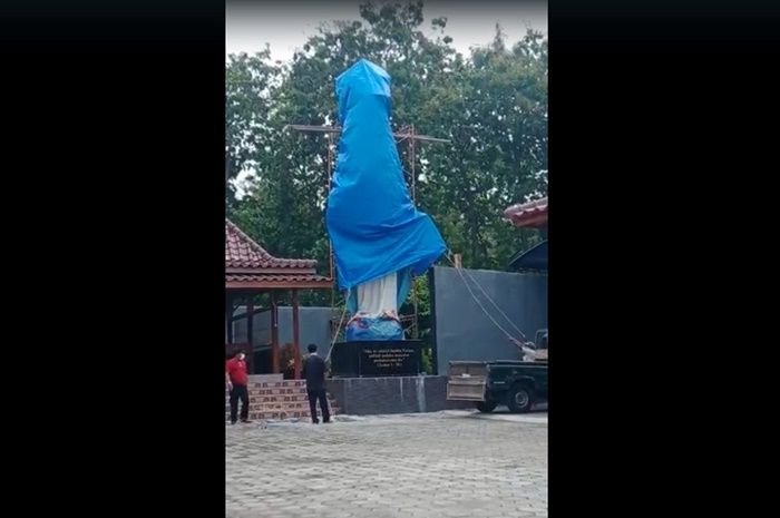 Patung Bunda Maria di Kulonprogo ditutup dengan terpal akibat protes ormas Islam