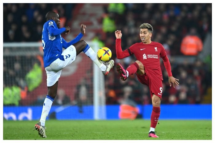 Pemain depan  Roberto Firmino (kanan) akan meninggalkan Liverpool akhir musim ini.