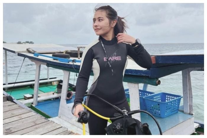 Prilly Latuconsina saat mencoba petualangan baru, diving.
