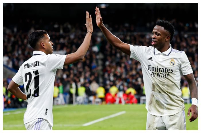 Striker Vinicius Jr (kanan) berduet dengan Karim Benzema di lini depan Real Madrid menghadapi Liverpool di leg kedua 16 besar Liga Champions di Stadion Santiago Bernabeu, Kamis, 16 Maret 2023 dini hari WIB.