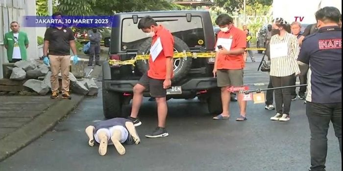 Rekonstruksi saat Mario peragakan menginjak kepala David