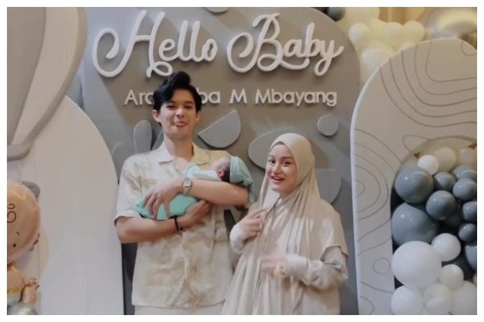 Pasangan Rey Mbayang dan Dinda Hauw.