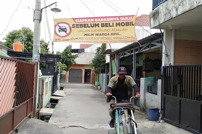 Spanduk di banyak daerah tentang garasi sebelum beli mobil