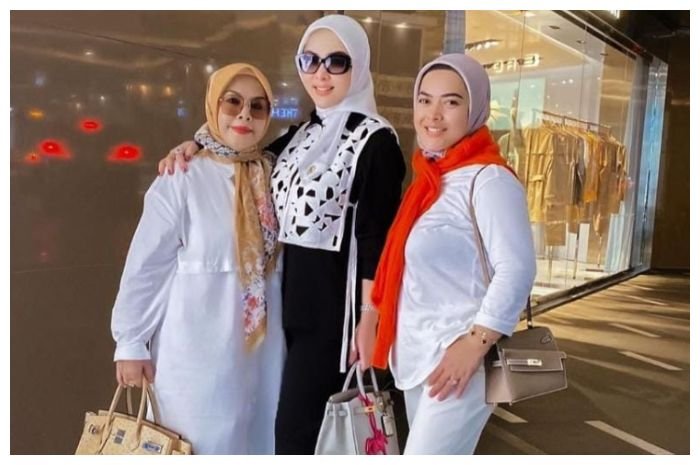Syahrini bersama keluarga hangout di Singapura.