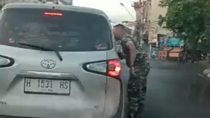 Oktum TNI memarahi pemobil lain di Semarang