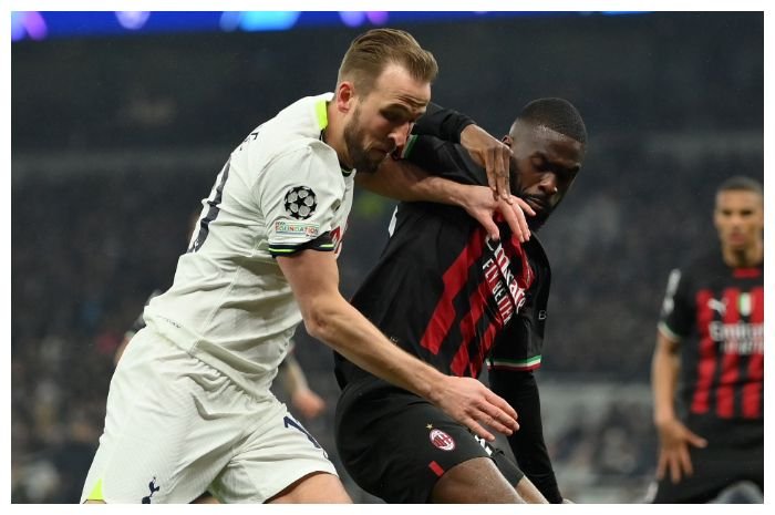 Striker Tottenham Hotspur Harry Kane (kiri) berebut bola dengan pemain AC Milan di laga kedua 16 besar Liga Champions di Stadion Tottenham Hotspur, Kamis, 9 Maret 2023 dini hari WIB. Skor 0-0 dan Tottenham tersingkir.