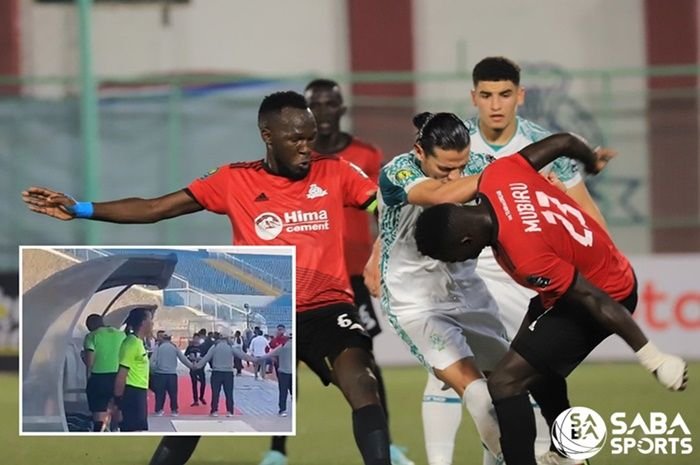 Wasit Farouk cek gol yang terjadi lewat handphone penonton