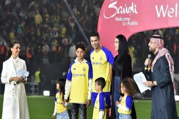 Ronaldo saat diperkenalkan kepada fans Al Nassrdi Stadion Mrsool Park di ibu kota Saudi, Riyadh pada 3 Januari 2023.