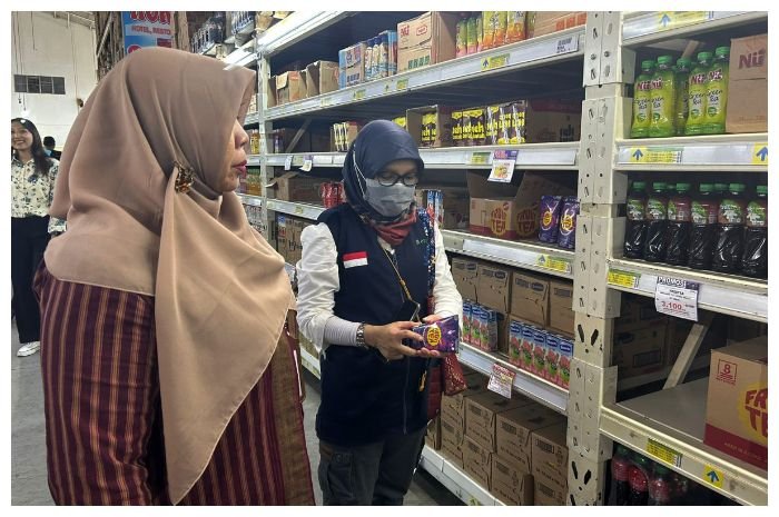 BBPOM melakukan sidak barang konsumsi di supermarket di Sleman.