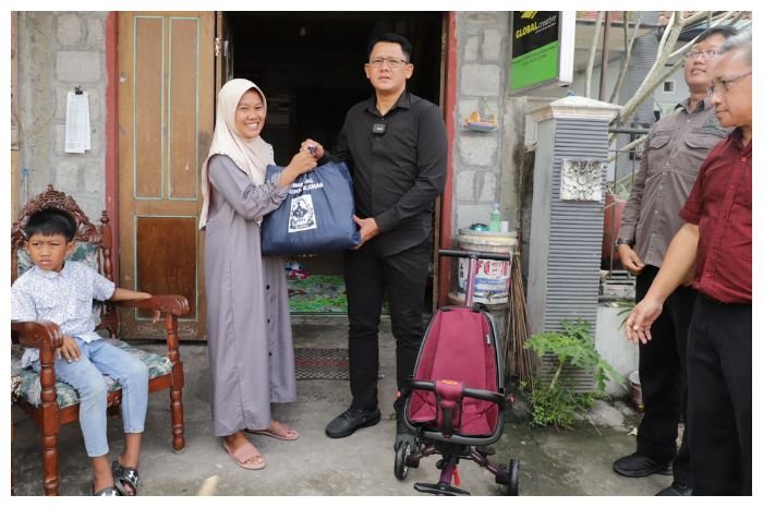 Pemkab Sleman melalui Dinas Sosial memberi bantuan kursi roda dan sembago.