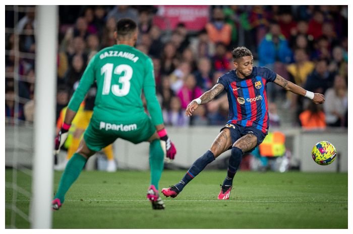Barcelona gagal menang gara-gara performa ciamik kiper Girona Paulo Gazzaniga (kiri). Barca bermain imbang 0-0 lawan Girona di laga La Liga Spanyol, Selasa, 11 April 2023 dini hari WIB.