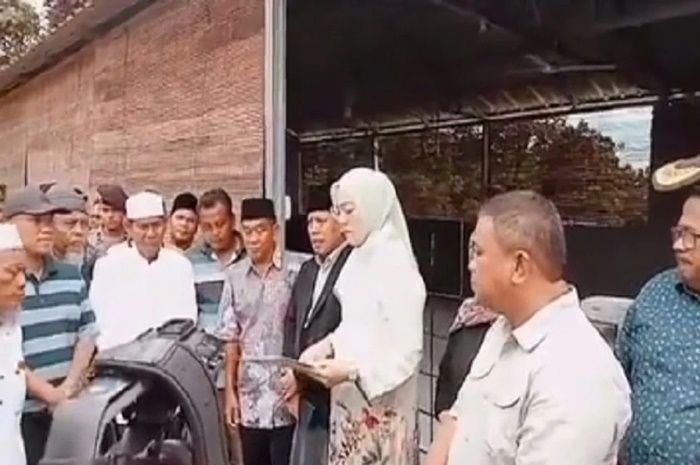 Bupati Purwakarta, Anne Ratna Mustika saat menyegel tempat ibadah GKPS