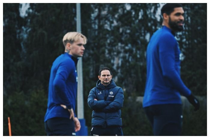 Pelatih Chelsea Frank Lampard memimpin latihan tim.