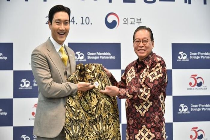 Choi Si-won saat menerima batik dari Duber Indonesia untuk Korsel,  Gandi Sulistiyanto