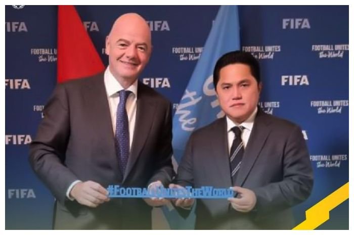 Ketua Umum PSSI Erick Thohir bersama Presiden FIFA Gianni Infantino.