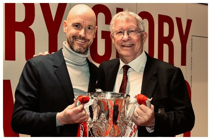 Pelatih Manchester United Erik ten Hag (kiri) bersama legenda Sir Ferguson.