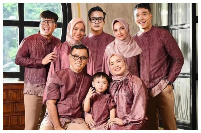 Foto keluarga Fuji An bersama keluarga dan mendiang Vanessa Angel serta Febri Andriansyah.