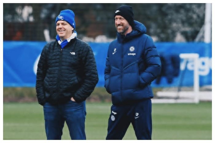 Chelsea pecat pelatih Graham Potter (kanan).