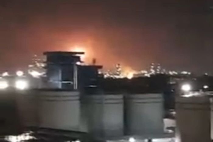 Kilang minyak Pertamina Dumai, Riau saat terbakar