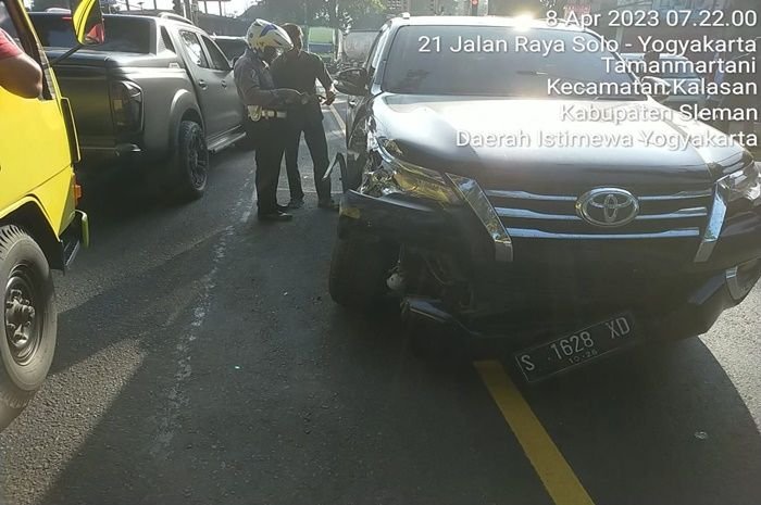 Mobil yang tabrakan beruntun