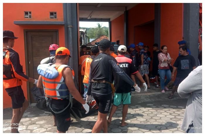 Korban laka laut Pantai Parangtritis dievakuasi.