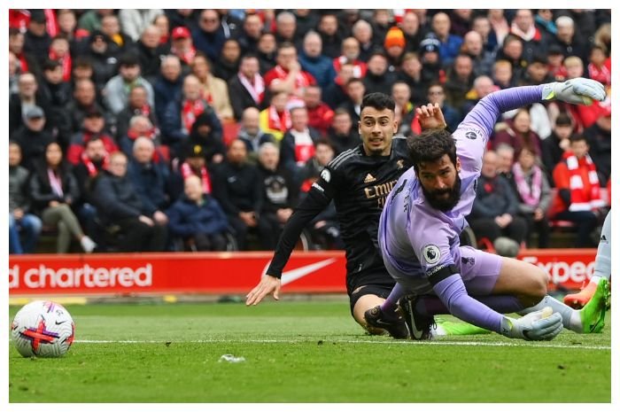 Striker Arsenal Gabriel Martinelli (kiri) saat mencetak gol ke gawang Liverpool yang dikawal kiper Alisson (kanan) di pertandingan Liga Premier Inggris di Stadion Anfield, Minggu, 9 April 2023 malam WIB.