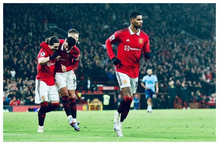 Pemain depan Marcus Rashford (kanan) membawa Manchester United mengalahkan Brentford 1-0 di Liga Premier Inggris di Stadion Old Trafford, Kamis, 6 April 2023 dini hari WIB.