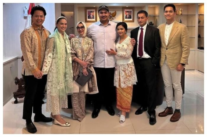 Mesty Ariotedjo (kedua dari kiri) bersama adiknya Dito Ariotedjo yang menjadi Menpora.